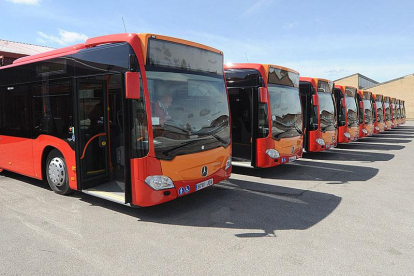 Los últimos autobuses, que fueron adquiridos por el sistema de renting, llegaron en abril de 2015.-ISRAEL L. MURILLO