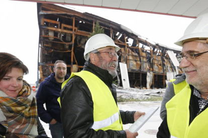 Cándido Méndez visitó ayer los restos de la planta de Campofrío.-RAÚL G. OCHOA