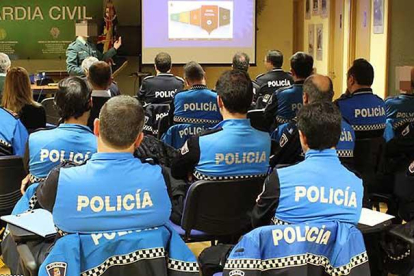 Agentes de la Policía Local de Aranda de Duero en una reunión.-L. V.