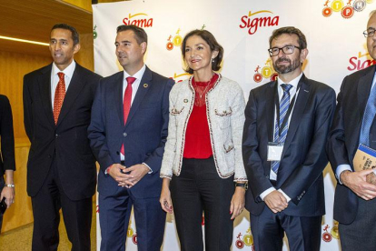 La ministra Reyes Maroto, acompañada por el alcalde de Burgos y directivos de la firma cárnica.-SANTI OTERO