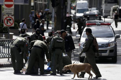 Agentes de la policía científica de Tailandia examinan la zona en busca de pruebas.-Foto: EFE / RITCHIE B. TONGO