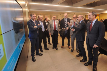 Representantes de Caixabank y autoridades, durante la inauguración de la nueva oficina.-ISRAEL L. MURILLO