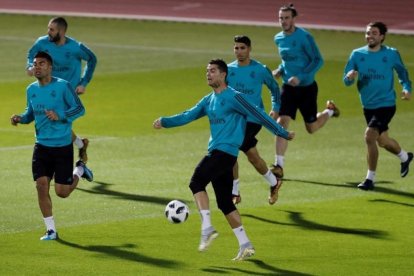 Jugadores del Madrid, durante el entrenamiento de este viernes.-REUTERS / AMR ABDALLAH DALSH