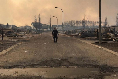Una calle de Fort McMurray, arrasada por las llamas, el 5 de mayo.-AP