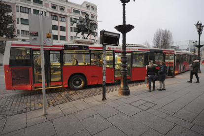 Imagen de dos autobuses en la plaza del Cid.-ISRAEL L. MURILLO