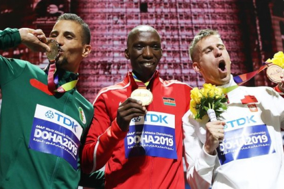 <em>Makhloufi (Algeria, plata), Cheruiyot (Kenia, oro) y Lewandowski (Polonia, bronce), en el podio de Doha.
