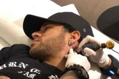 Neymar tauandose en París.-INSTAGRAM