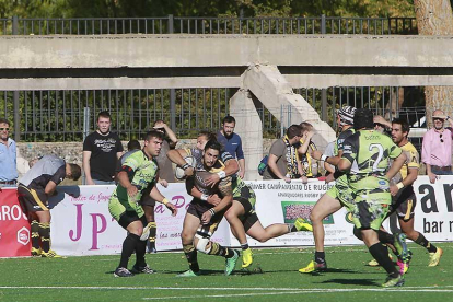 Imagen de un partido en SanAmaro con el esqueleto de la grada antigua.-RAÚL OCHOA