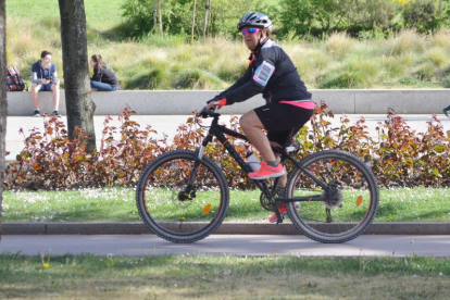 Un ciclista transita por el carril ubicado frente al Museo de la Evolución Humana.-SERGIO ISAR