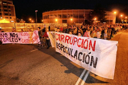 El grupo de manifestantes a su salida en la plaza de toros.-RAÚL G. OCHOA