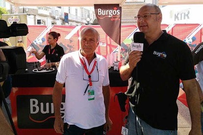 Álvaro Pino fue unas de las personas que visitó el stand de Burgos Alimenta al paso de la vuelta por tierras gallegas.-ECB