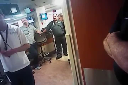 Momento de la detención de la enfermera que se negó a extraer sangre a un paciente inconsciente.-EL PERIÓDICO