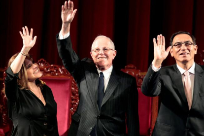 El presidente de Perú, Pedro Pablo Kuczynski (centro), junto al vicepresidente Martin Vizcarra (derecha) y la vicepresidente segunda, Mercedes Arao (izquierda), en un acto en Lima en junio del 2016.-JANINE COSTA / REUTERS