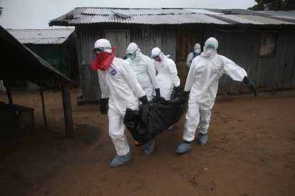 Un equipo médico carga con un cadáver afectado por el ébola en Liberia, el pasado agosto.-Foto:   John Moore / Getty Images / John Moore