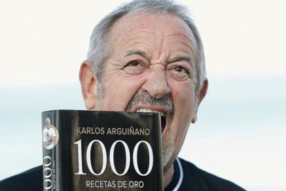 Karlos Arguiñano, con su nuevo libro.-JUAN HERRERO (EFE)