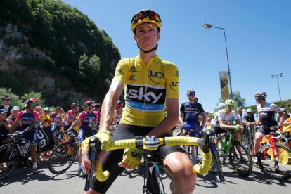 Chris Froome, de amarillo, tratará de no llevarse ningún disgusto durante cuatro días en los Alpes.-REUTERS / JEAN-PAUL PELISSIER