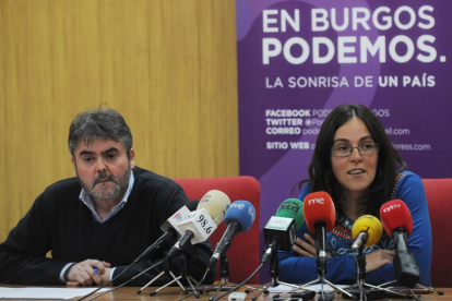 Ignacio Lacámara, secretario general por Burgos, y Laura Domínguez, procuradora, ayer en la rueda de prensa.-ISRAEL L. MURILLO