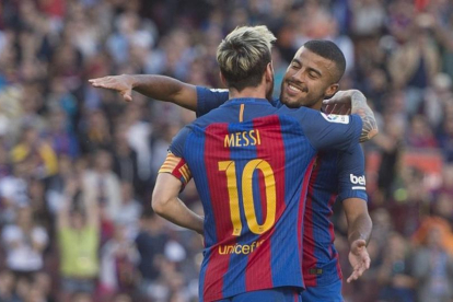 Rafinha felicita a Messi por el cuarto gol al Deportivo, en el Camp Nou.-JORDI COTRINA