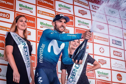 Carlos Barbero celebra en el podio del Tour de Austria su victoria-MOVISTAR TEAM/ EXPA PICTURES