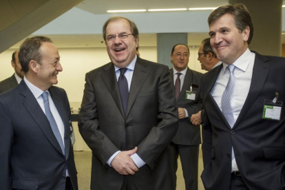 El nuevo presidente de Empresa Familiar, José Miguel Isidro charla con Juan Vicente Herrera y su predecesor, Antonio Jiménez.-SANTI OTERO