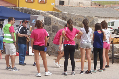 Varios jóvenes ayer durante los juegos populares.-M. MARTÍNEZ