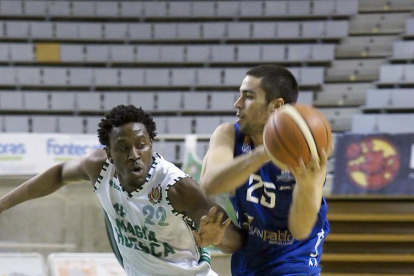 Álex López busca línea de pase ante el jugador del Peñas Huesca Gantt, ayer.-C. PASCUAL / PEÑAS DE HUESCA
