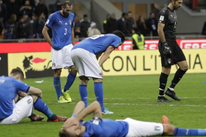 Los jugadores italianos, abatidos tras caer eliminados.-/ AP / LUCA BRUNO