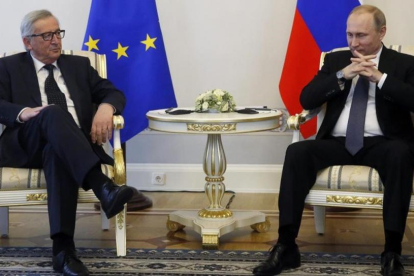 El presidente ruso  Vladimir Putin conversa con el presidente de la Comision Europea Jean-Claude Juncker durante su reunion en el palacio Konstantinovsky de San Petersburgo.-EFE / SERGEI CHIRIKOV