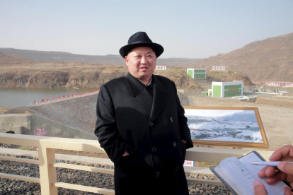 Una de las últimas fotos de Kim Jong-un.-KCNA / REUTERS