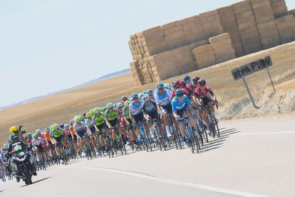 Imagen del pelotón de la Vuelta a Burgos. RICARDO ORDÓÑEZ