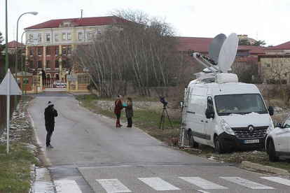 Imagen de unidades móviles de televisión que ayer emitieron en directo frente a la cárcel.-RAÚL G. OCHOA