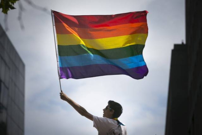 Un hombre sostiene la bandera gay del arcoiris en una marcha en San Francisco, Estados Unidos.-Foto: REUTERS / ELIJAH NOUVELAGE