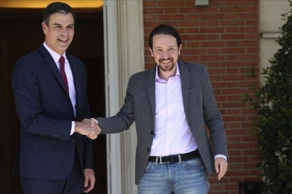 Pedro Sánchez recibe a Pablo Iglesias en el palacio de la Moncloa en la primera ronda negociadora, el 5 de mayo.-DAVID CASTRO