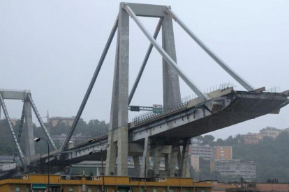 Los escombros del puente que ha colapsado en Génova.-ANDREA LEONI