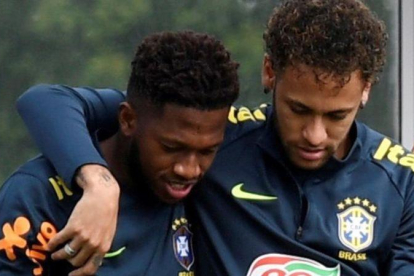 Fred junto a Neymar en un entrenamiento de la selecicón de Brasil en Londres.-EFE / WILL OLIVER