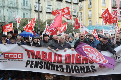 Pensionistas y jubilados se manifiestan en la Plaza Mayor.-ISRAEL L. MURILLO