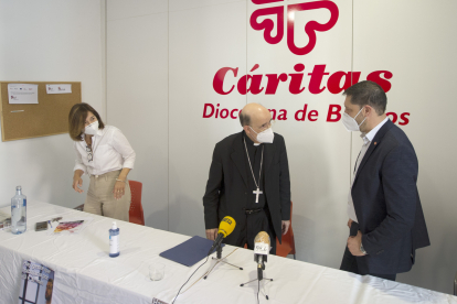 María Gutiérrez (Acción Social), el arzobispo Fidel Herráez y el secretario general de Cáritas, Ignacio Ruiz. ISRAEL L. MURILLO