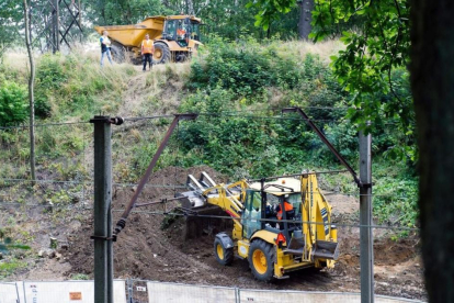 Un tractor durante el primer día de excavaciones para verificar la existencia de un supuesto tren nazi lleno de oro enterrado en el suroeste de Polonia, el 16 de agosto.-AFP / NATALIA DOBRYSZYCKA