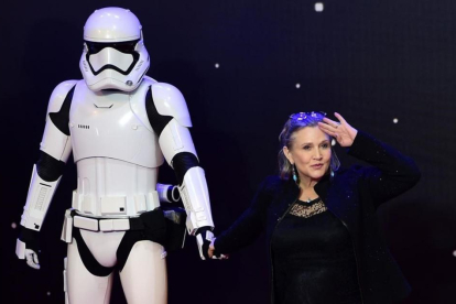 Carrie Fisher posa junto a un soldado imperial, en diciembre del 2015.-AFP / LEON NEAL