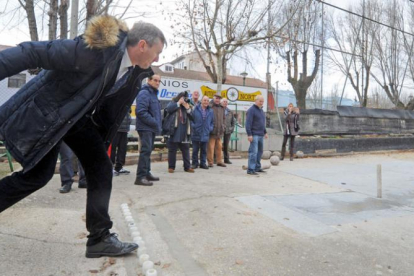 El alcalde, Javier Lacalle, se animó a realizar una tirada de bolos en su visita a las instalaciones de Capiscol.-ISRAEL L. MURILLO