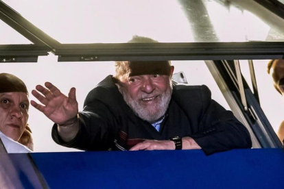 Lula saluda a sus seguidores desde la ventana del sindicato.-MARCELO CHELLO / AP
