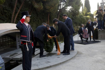 Ofrenda floral del Govern, Carles Puigdemont y Oriol Junqueras, a Lluís Companys en Montjuïc.-ACN