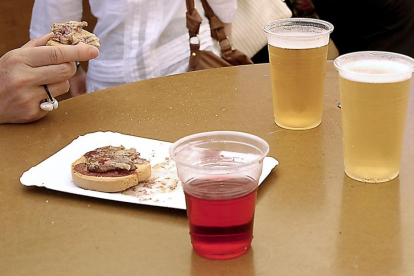 Tapas y bebidas durante la Feria de Tapas en una imagen de archivo.-ISRAEL L. MURILLO
