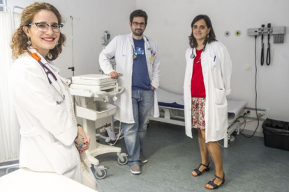 Los doctores Ester Sánchez, Ángel Pérez y Beatriz Fernández son los encargados de la unidad junto a una enfermera.-ISRAEL L. MURILLO
