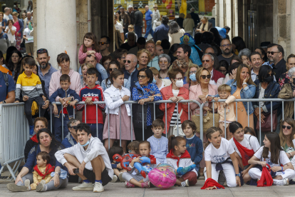 La gente se agolpaba en la Plaza Mayor para escuchar el pregón infantil y ver el primer espectáculo en fiestas de danzantes, Gigantillos y Gigantones. SANTI OTERO