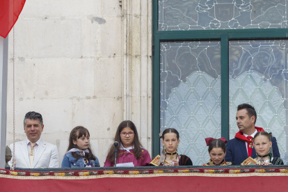 Daniela y Leire acompañadas por las reinas y damas infantiles, el alcalde y el vicealcalde. SANTI OTERO