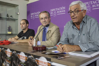 El técnico municipal, Rubén Fuente, el alcalde de Villadiego, Ángel Carretón, y el gerente de Aspanias, José María Ibáñez.-SANTI OTERO