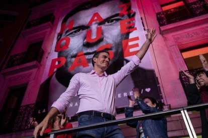 Pedro Sánchez, en la sede del PSOE tras conocerse los resultados electorales.-BERNAT ARMANGUÉ (AP)