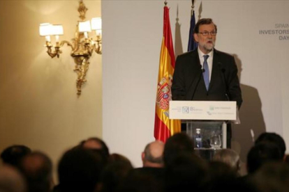 Mariano Rajoy interviene ante inversores y empresarios, ayer, en Madrid.-JOSÉ LUIS ROCA