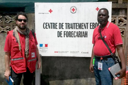 Llorente junto a otro colaborador en el país africano, donde Cruz Roja se coordina con Médicos sin Fronteras y la OMS.-ECB